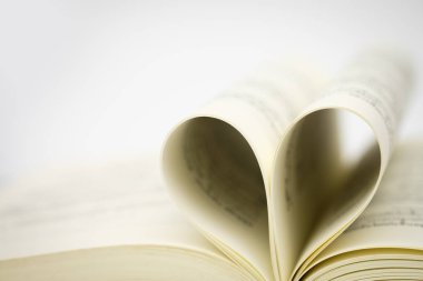 Kalp şeklinde kağıt kitap