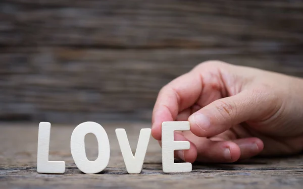 木质字母字 "爱" 在女人的手上. — 图库照片