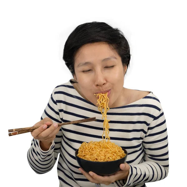 Asiatisk kvinna känna sig lycklig att äta snabbnudlar. — Stockfoto