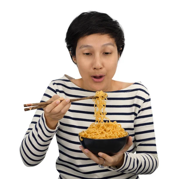 Asiatisk kvinna känna sig lycklig att äta snabbnudlar. — Stockfoto