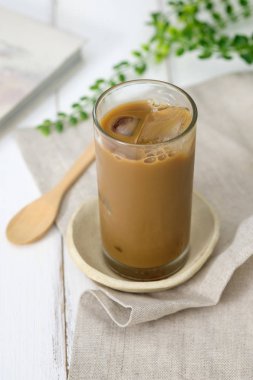 kadeh tabloda buzlu kahve ile