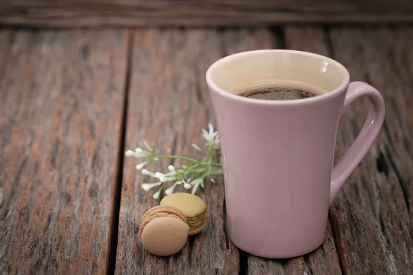 Une Tasse Café Rose Sur Fond Bois Avec Deux Macarons — Photo