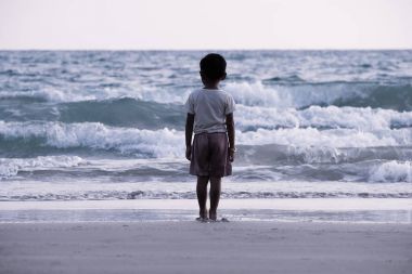 Arayan, yalnız düşünme ve t denizde izlerken yalnız çocuk