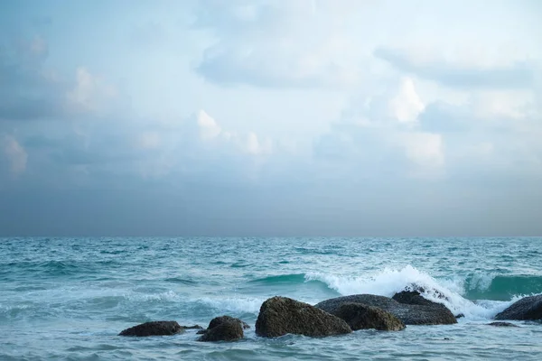 海中的岩石飞溅的波浪. — 图库照片