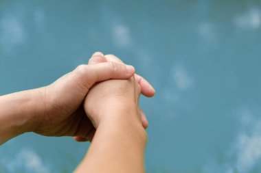 Nehrin üzerinde ellerini tutan bir kadın.