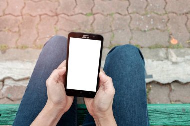 Bir akıllı telefon ile beyaz perde holding eller