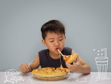 Asya 6-7 yıl çocuğu mutlu sıcak pizza yemek için wi peynir