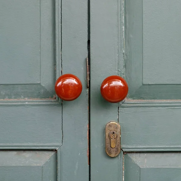 Αντίκες πόρτες κλειδωμένες σε πράσινη πόρτα. — Φωτογραφία Αρχείου