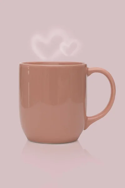 Tasse en céramique rose ou tasse à café avec fumée cardiaque isolée sur rose — Photo