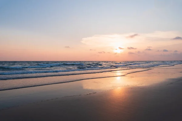 Tropisk strand i solnedgång. — Stockfoto