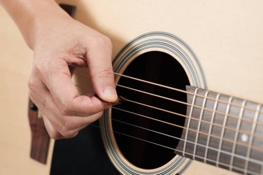 eller kadın'ın akustik gitar çalmak.