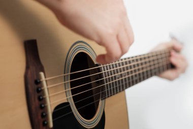 eller kadın'ın akustik gitar çalmak.