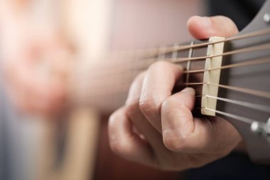 eller kadın'ın akustik gitar çalmak.
