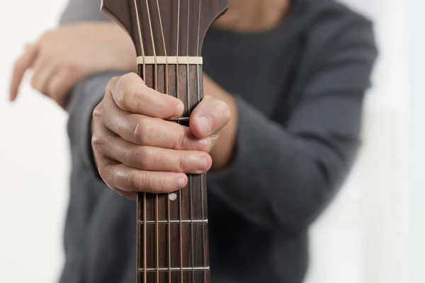 Eller kadın'ın akustik gitar çalmak. — Stok fotoğraf