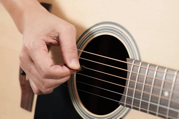 Eller kadın'ın akustik gitar çalmak. — Stok fotoğraf