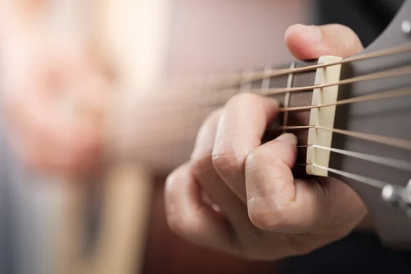 Eller kadın'ın akustik gitar çalmak. — Stok fotoğraf