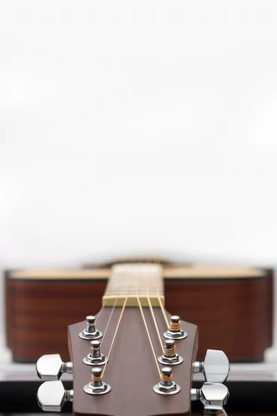 Beyaz zemin üzerinde bir akustik gitar sap kafası. — Stok fotoğraf