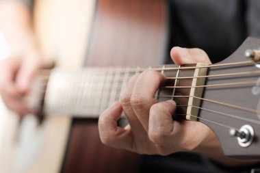 eller kadın'ın akustik gitar çalmak.