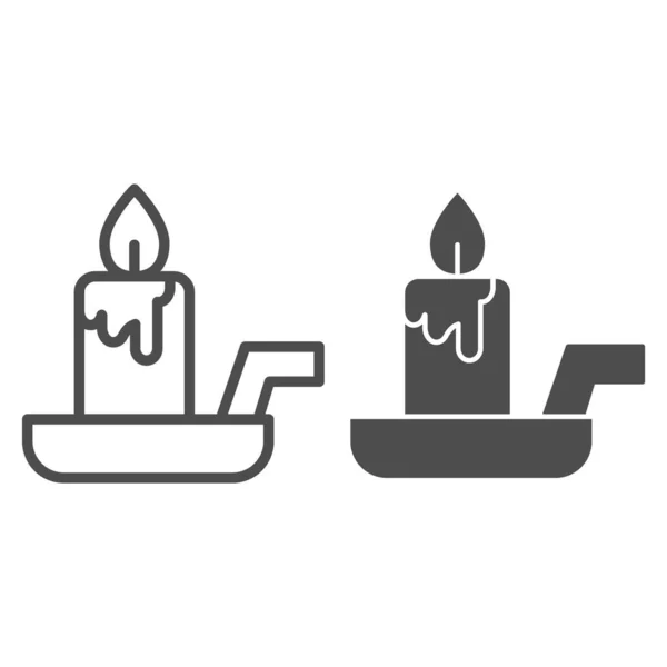 Bougie sur une ligne de chandelier et icône solide. Brûler le feu et le bâton de cire sur l'assiette. Concept de conception vectorielle de fête d'Halloween, pictogramme de style contour sur fond blanc . — Image vectorielle