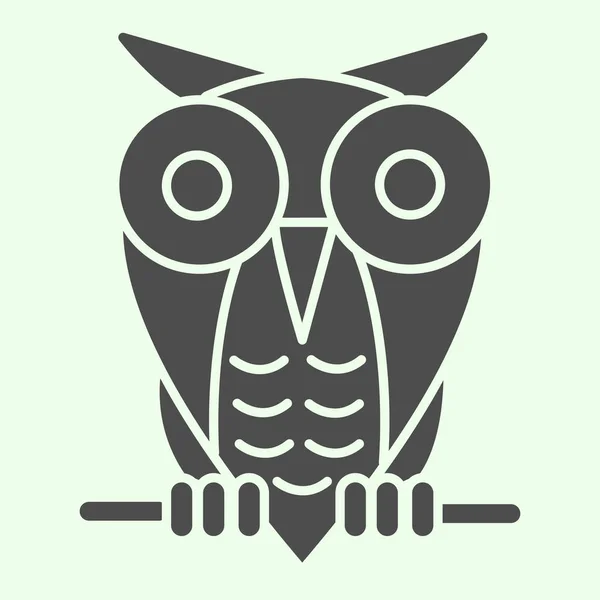 Сильна ікона для Хелловін. Одинока пухнаста сова сидить на дереві з піктограмою на білому фоні. Знаки Хелловін або Witchcraft для мобільного концепту та веб-дизайну. Векторна графіка. — стоковий вектор