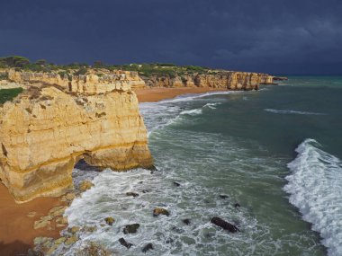 Deniz kıyısında güzel bir plaj kayalar ve kumtaşı kayalıklarla ve dr