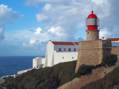 Cabo de Sao Vicente taş duvar ile kırmızı deniz feneri 