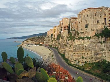 Tropea calabria İtalya deniz kıyısında evler 