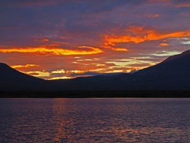 Kırmızı alçak bulutlar günbatımı thingvellir Gölü - İzlanda