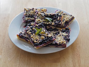 beyaz plaka üzerinde ev yapımı yaban mersini kek veya pasta