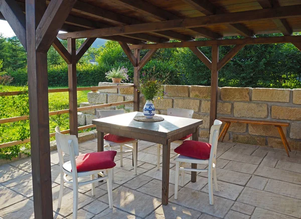 kahverengi tiber ahşap çardak - r ile masa ve sandalyeler ile pergola