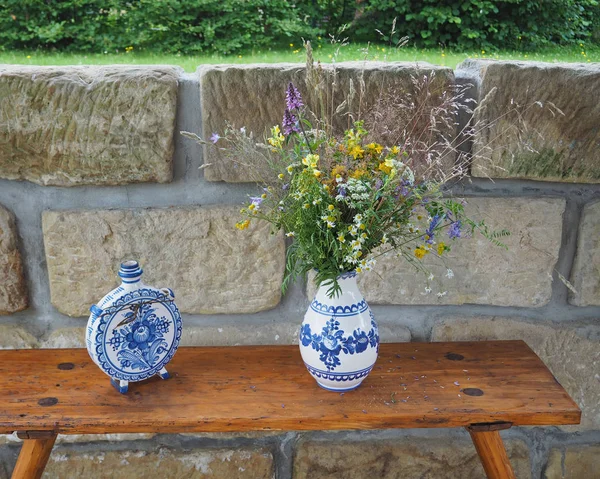 Frasco de cerámica pintada azul blanco demótico y jarrón con campo fl —  Fotos de Stock