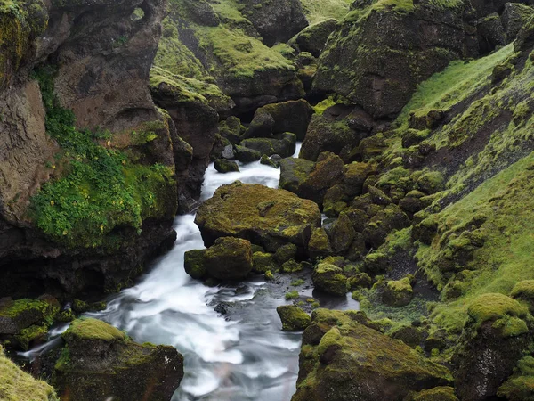 Blurry water stream in a green rocky landscape in iceland — Stock Photo, Image