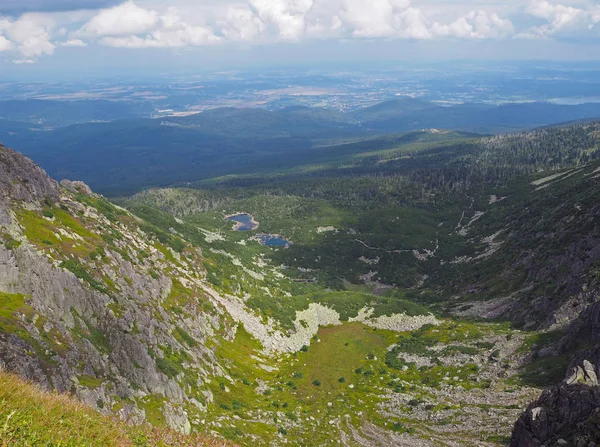 Krkonose montañas paisaje con dos lagos de montaña, hierba verde — Foto de Stock