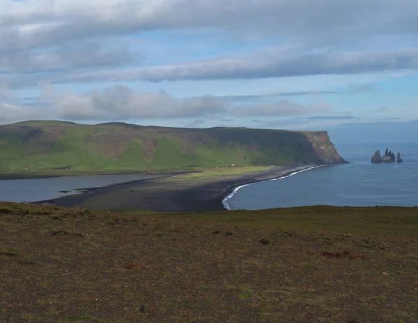 Reynisdrangar - magische Islandlandschaft mit schwarzem Lavasand und — Stockfoto