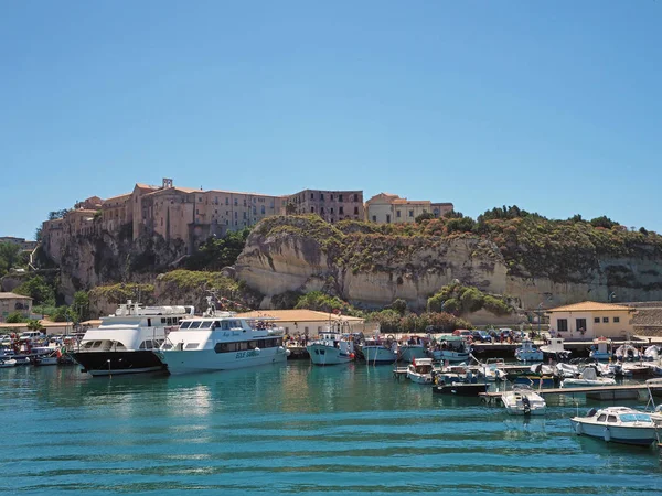 Blick auf die Altstadt von Tropea vom Yachthafen mit Schiffsjachten — Stockfoto