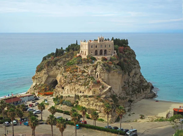 Kloster auf einem Felsen im Meer mit der Kirche Santa Maria in tropea i — Stockfoto