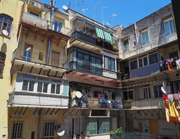 Patio interior colorido en casa de apartamento Neapol edad con balcón — Foto de Stock