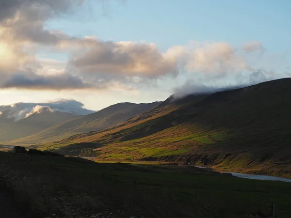 Dolina rzeki w złotej godziny światła w Islandii — Zdjęcie stockowe