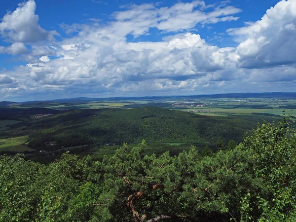 Utsikt från toppen av berget i Jeseniky-kullar, träd, by — Stockfoto