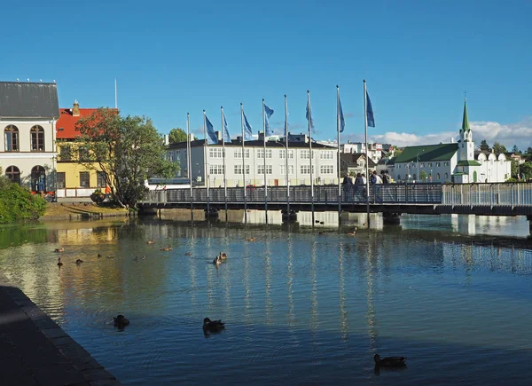 Reykjavik centro de la ciudad - puente sobre el estanque con patos, iglesia — Foto de Stock