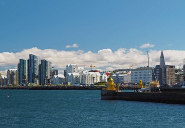 Reykjavik şehir merkezi - görünümü bir bağlantı noktası üzerinden ve su ön - Icelan
