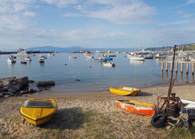 iki sarı tekne ve Yat Limanı - Vibo M limanda bir portakal tekne