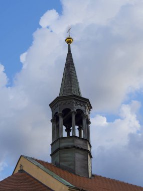 Barok kilise çan kulesi ile altın haç - Prag Hostivař