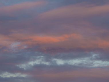 mavi pembe turuncu akşam bulutlar ve gökyüzü - arka plan