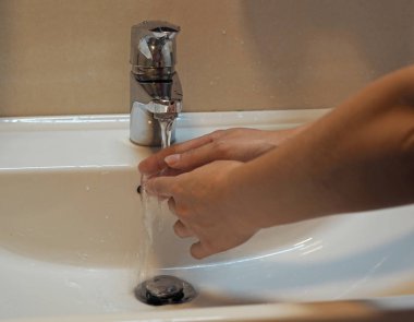 banyo lavabo yıkama elinde
