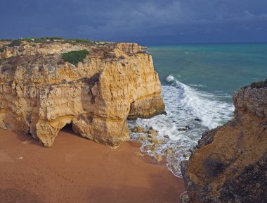 Deniz kıyısında güzel bir plaj kayalar ve kumtaşı kayalıklarla ve dr