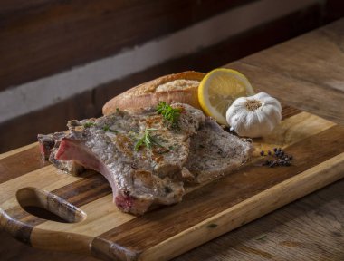 taze sarımsak ekmek ızgara domuz eti biftek yeşil otlar ile yapılan