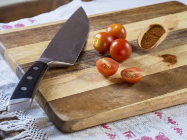 mutfak bıçağı ve kırmızı biber spi ile kepçe ile kiraz domates