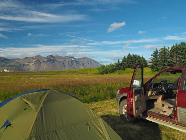 Campingabenteuer in Island - Zelt und alter Geländewagen mit op. — Stockfoto