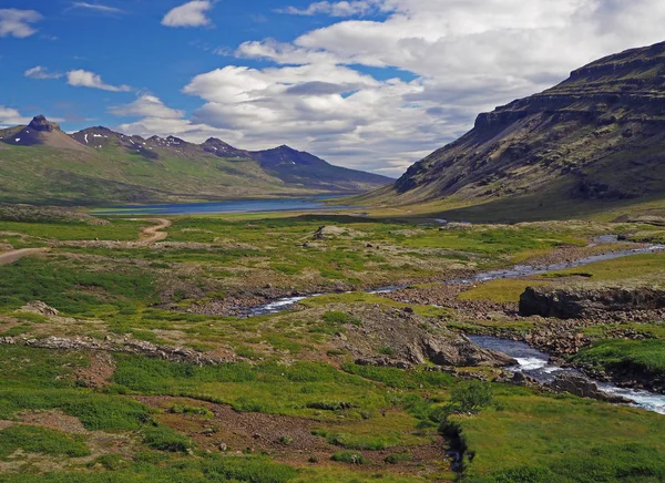 Maravilloso valle del río con montañas erosionadas en el oeste de Islandia — Foto de Stock